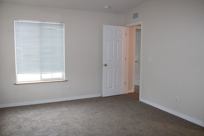 Building Photo - Comfortable 2BR Near Campus + $200 Move-In...