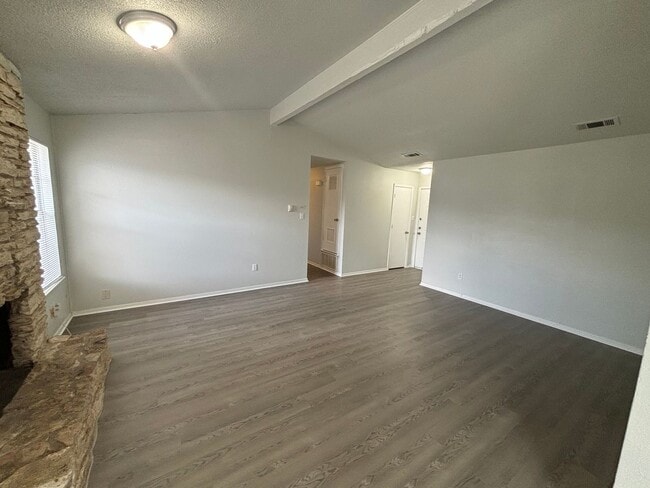Building Photo - PRELEASING FOR MID AUGUST! Cozy 3/2 in the Heart of South Austin!
