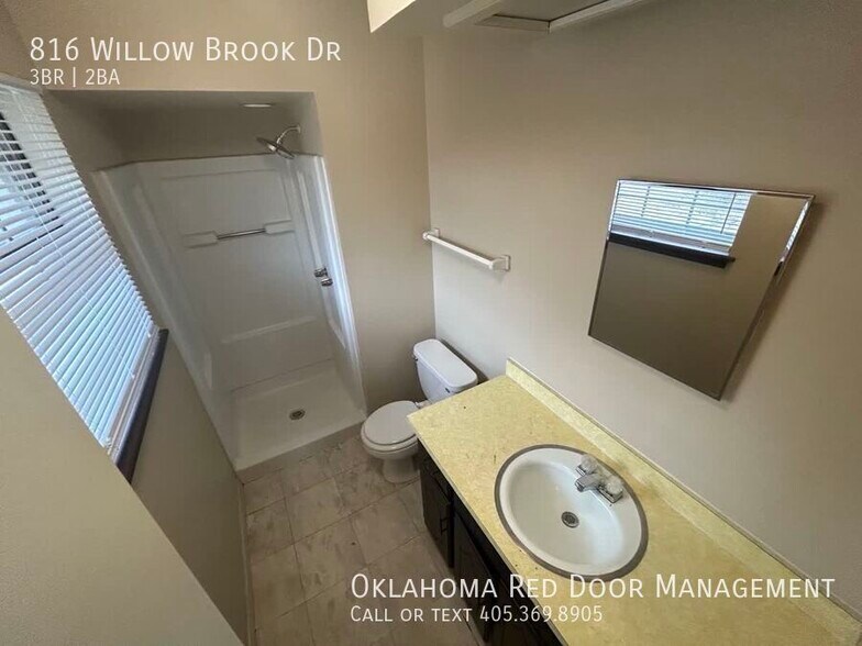 Building Photo - 816 Willow Brook Dr