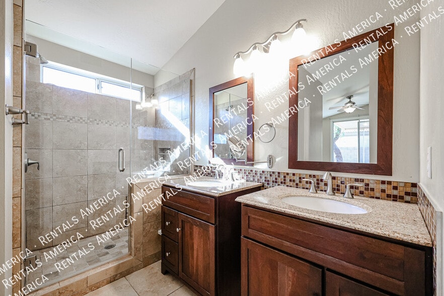 Building Photo - 13593 W Desert Flower Dr