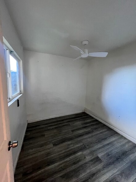 Building Photo - 1073 Dundas St