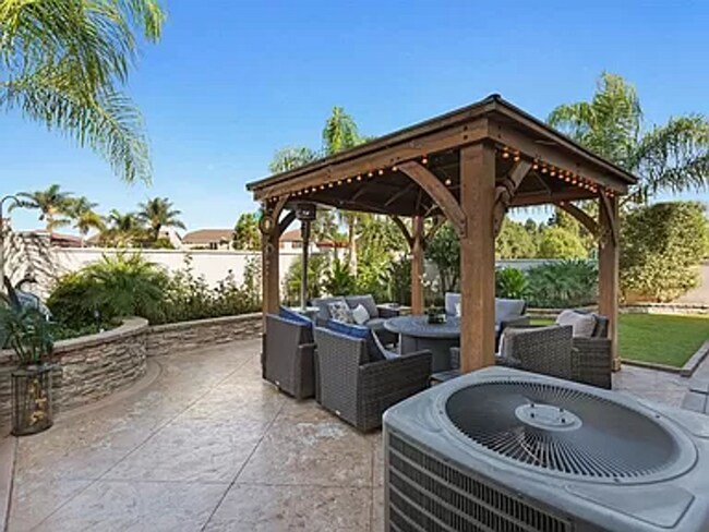 Building Photo - Beautiful, Partially Furnished Oceanside Home