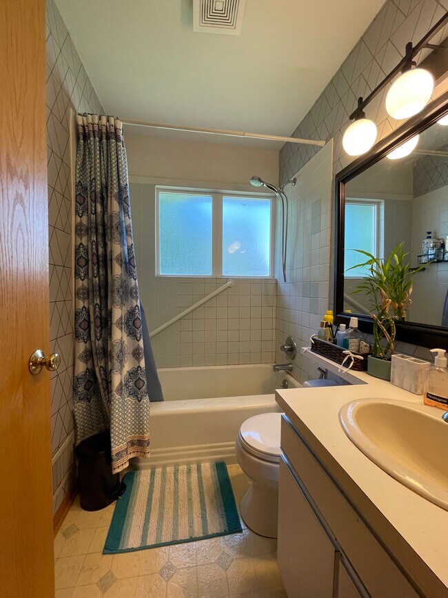 Building Photo - 2018 Greenbriar Cir