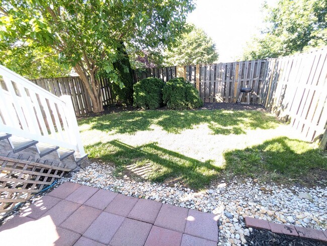 Building Photo - 3 Level End Unit townhouse available mid O...