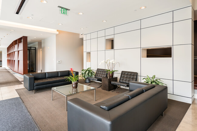 Building Photo - 250 King St