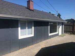 Building Photo - For Rent: Charming 2 Bed 1 Bath Home in th...