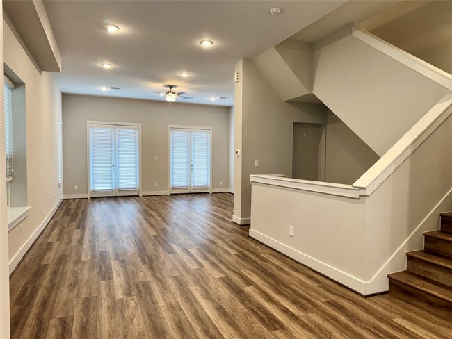Building Photo - 1282 N Post Oak Rd