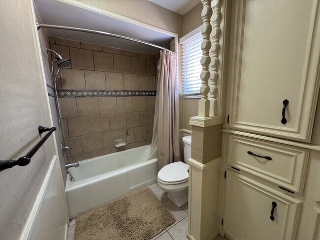 Building Photo - "Spacious 3-Bedroom with 2 Full Baths in P...