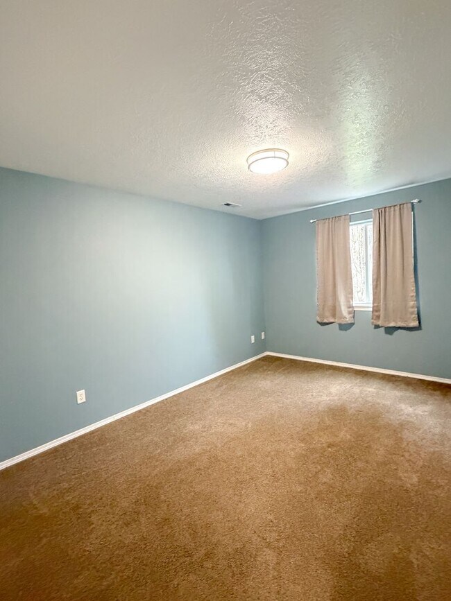 Building Photo - Beautiful 3 Bedroom Home in North East Salem