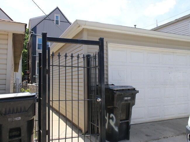 Building Photo - 2342 W Barry Ave