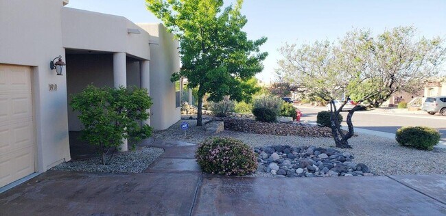 Building Photo - Beautiful Home in Sonoma Ranch with Amazin...