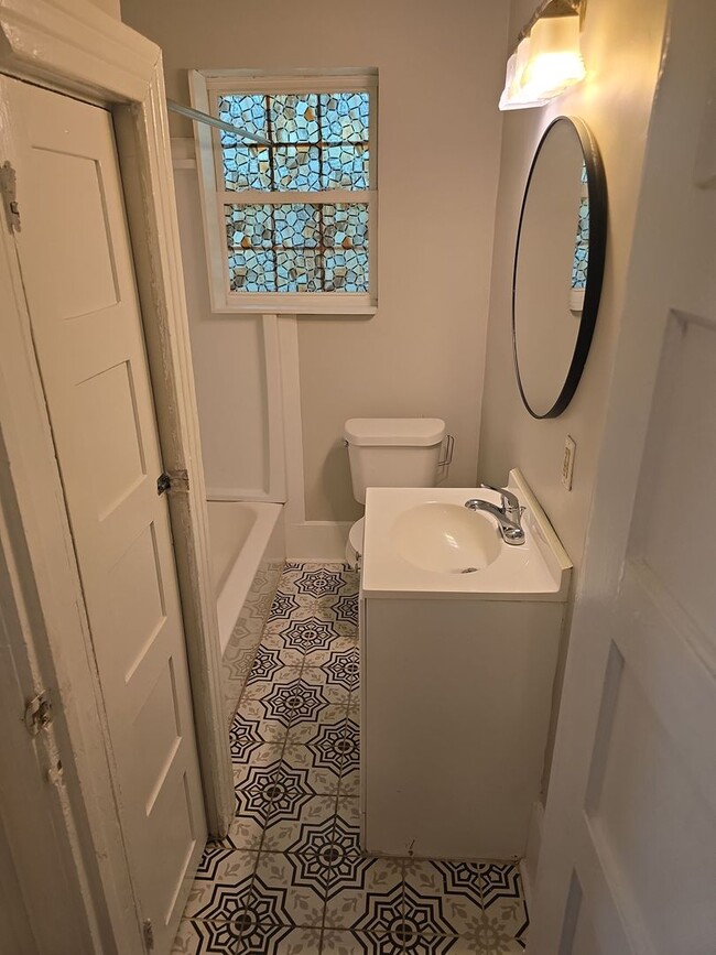 Building Photo - 2 Bedroom 1 bath duplex very close to Colu...