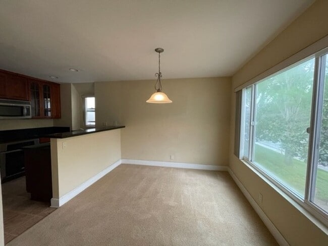 Building Photo - 2 bedroom, 2 bath top floor condo in La Jolla