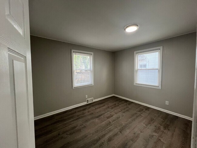 Building Photo - Newly Renovated 4 Bedroom / 2 Bathroom Woo...