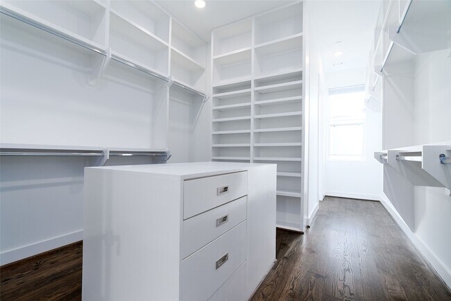 Building Photo - 5857 E Post Oak Ln