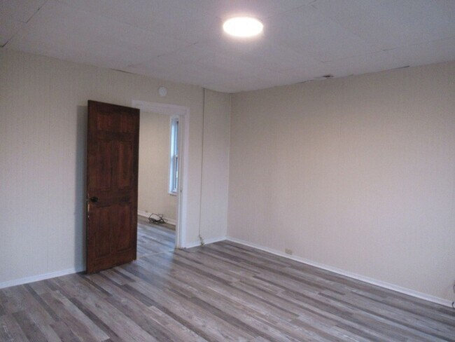 Building Photo - 3 br, 1 bath House - 551 East 12th