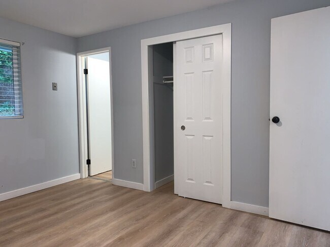 Building Photo - Spacious 3 Bed 2.5 bath Kent Split-Level home