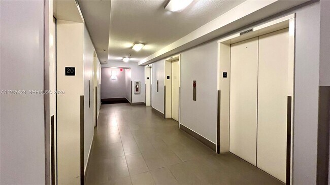 Building Photo - 1200 Brickell Bay Dr