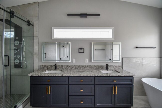 Building Photo - 3338 Sims St