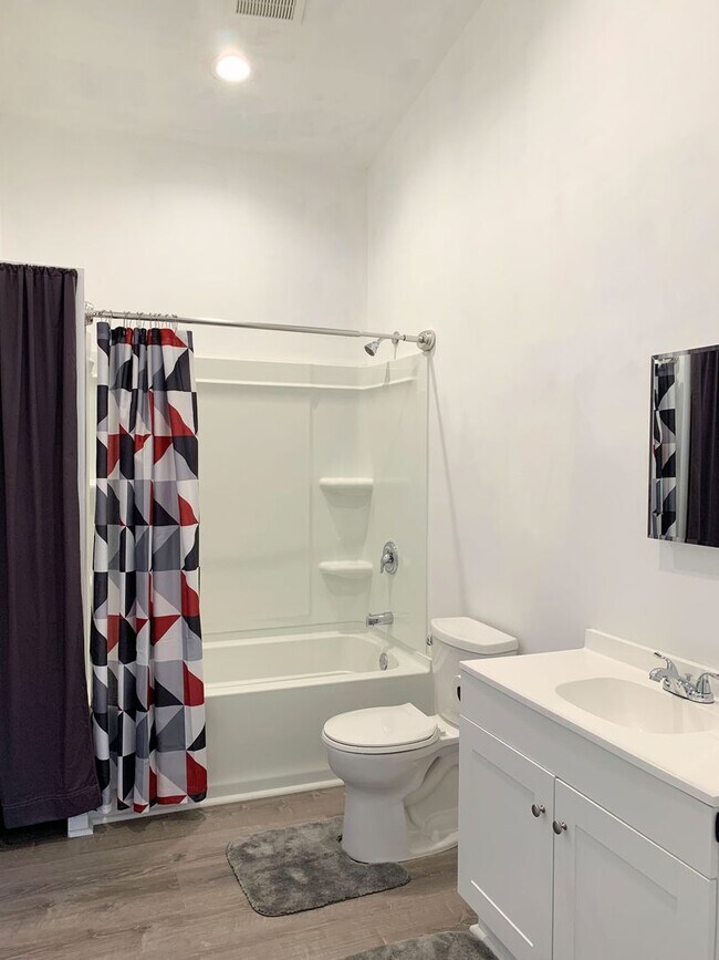 Building Photo - 2 Bed 1 Bath with Attached Garage