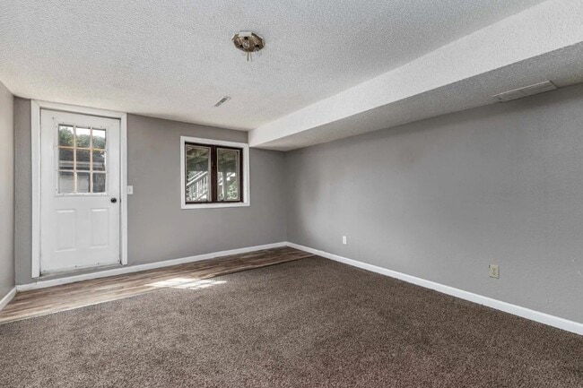 Building Photo - 844 Clarke Dr
