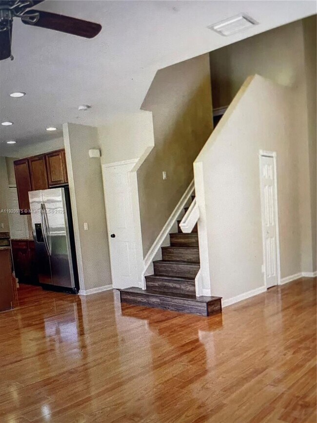 Building Photo - 730 NW Leonardo Cir