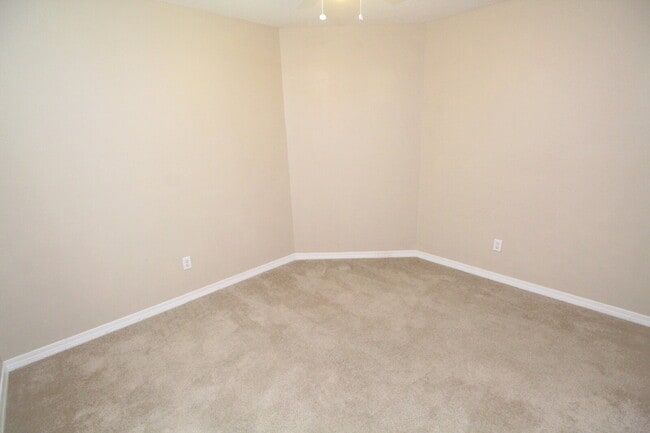 Building Photo - Spacious 3 Bedroom Home in Greystone – Nea...
