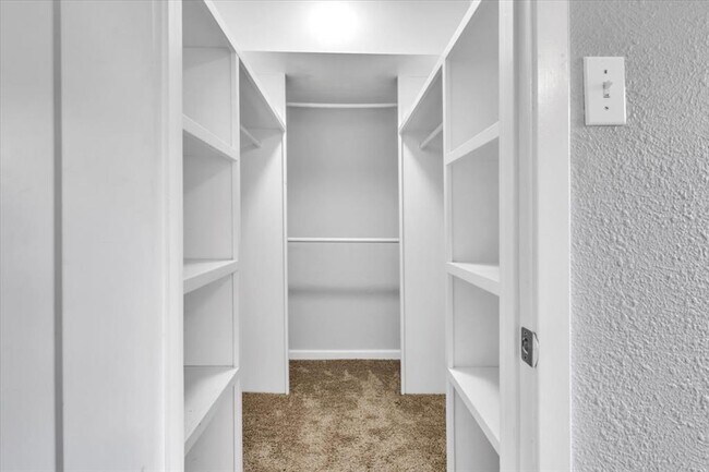 Building Photo - 6100 Woodhue Dr