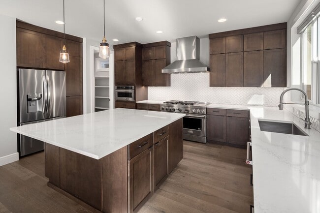 Building Photo - Luxury Haven