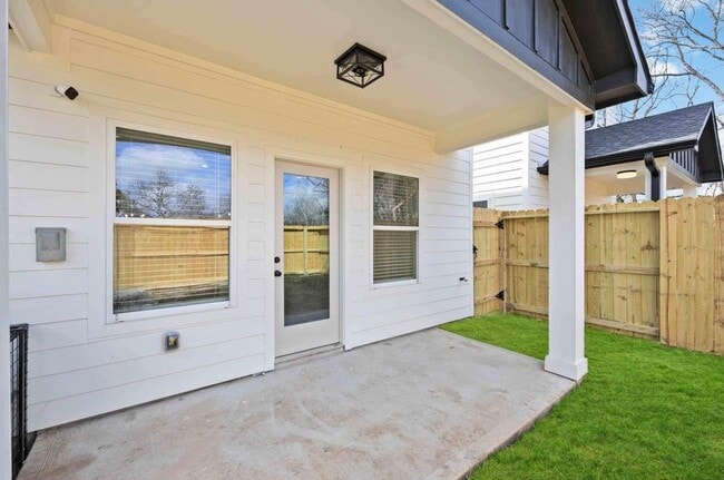Building Photo - 926 Granville Dr