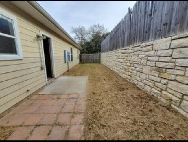 Building Photo - "Spacious 3-Bedroom Duplex Retreat in Gran...