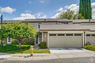 Building Photo - Large 3 Bed 2.5 Bath Townhome walking dist...