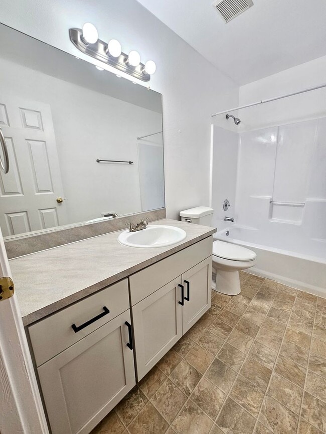 Building Photo - 14611 SE Lone Pine Dr