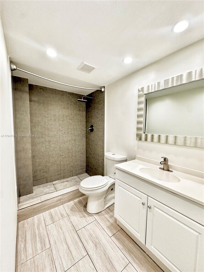 Building Photo - 1175 NE Miami Gardens Dr