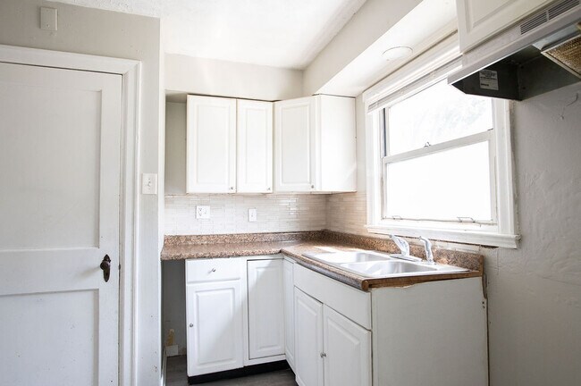 Building Photo - 331 Sandhurst Dr