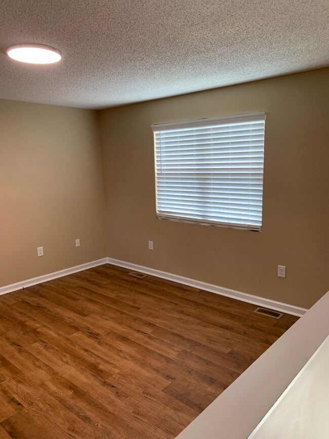 Building Photo - 3 Bedroom/2 Bath Split-Foyer Home Kingspor...