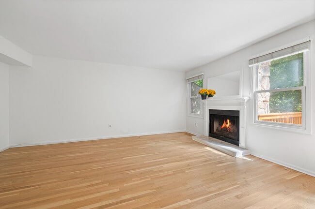 Building Photo - 13 Woodstream Dr