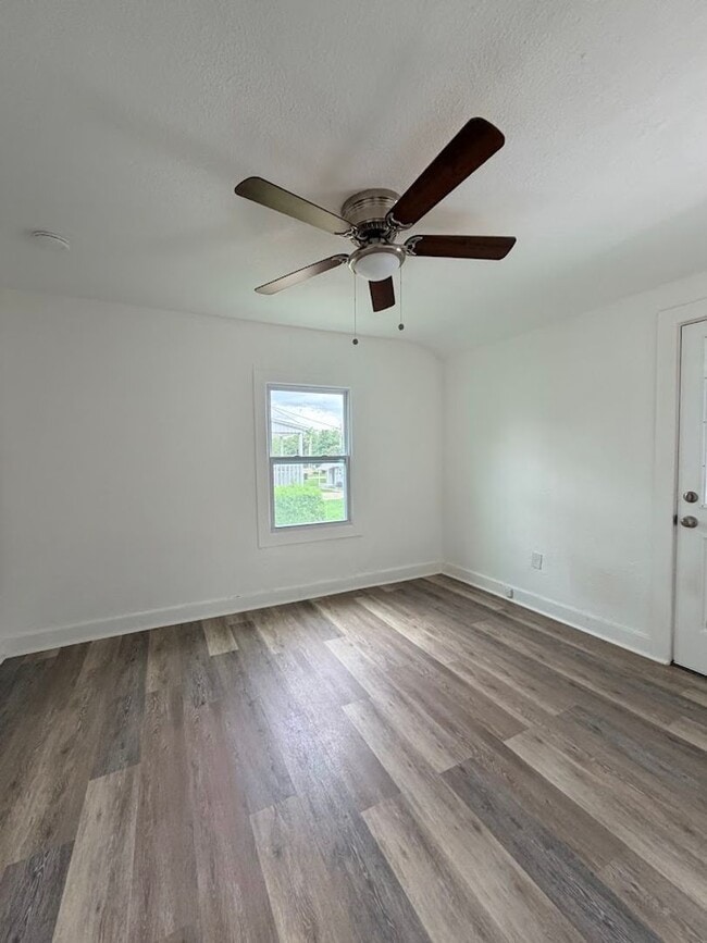Building Photo - Supe Cute 1/1 Loft Apartment Walking Distance to DT!