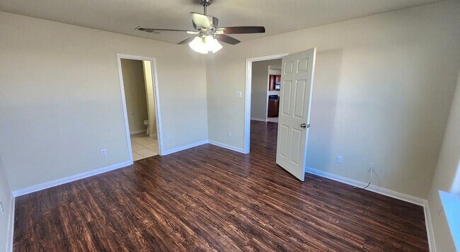 Building Photo - 712 Lazy Crest Dr