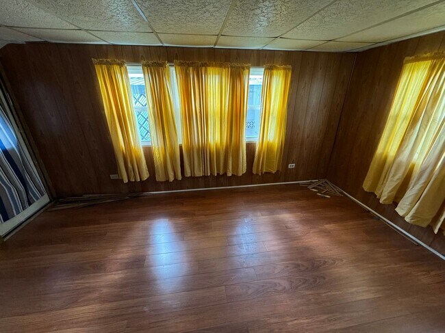 Building Photo - 2929 Saralake Dr S