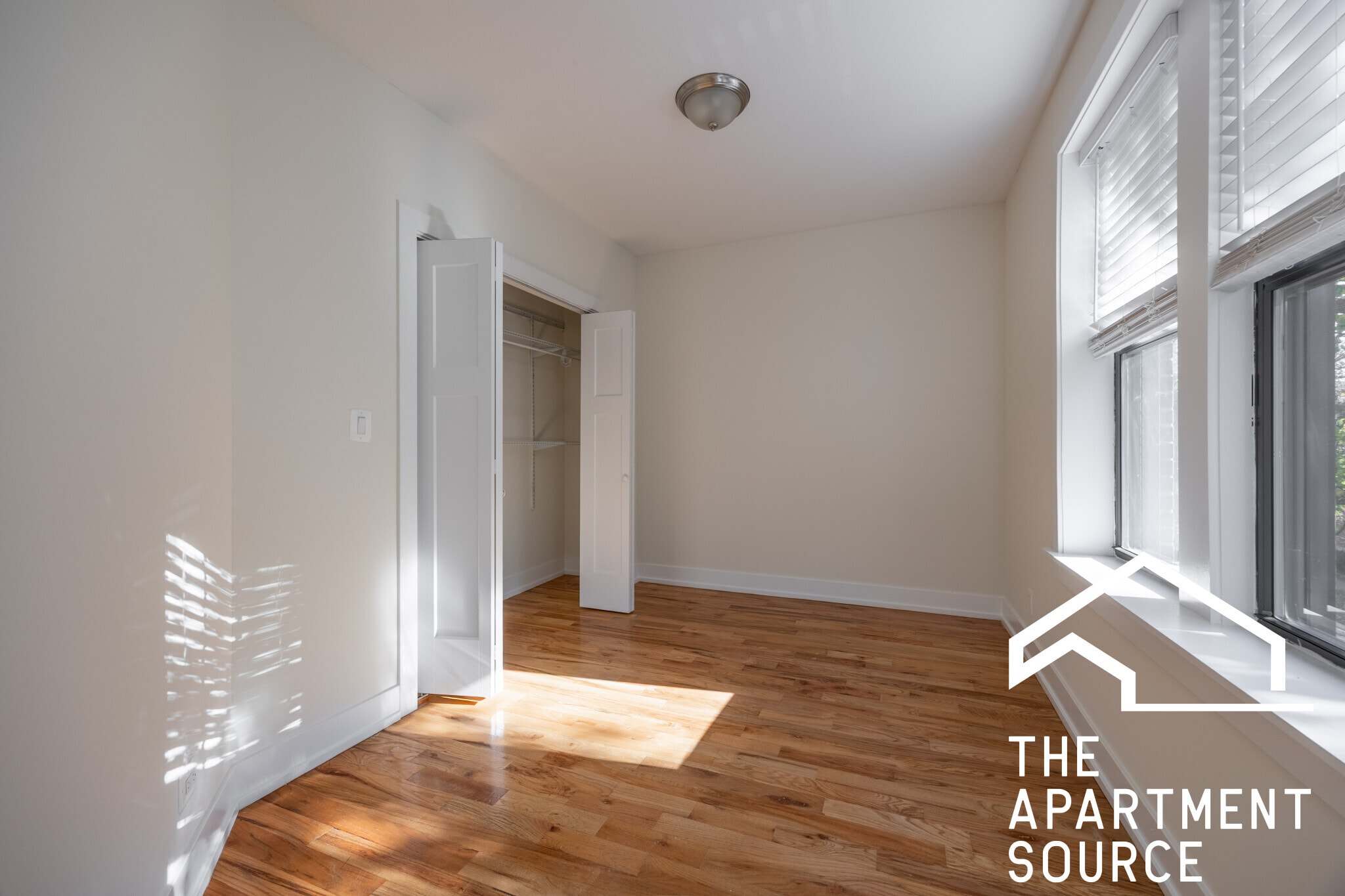 Building Photo - 3904 N Janssen Ave