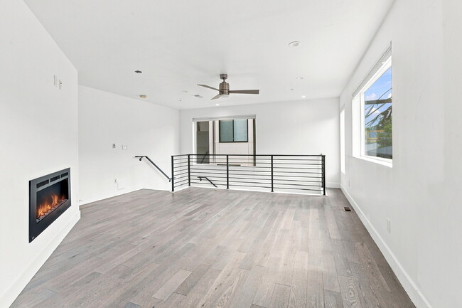 Building Photo - $3,640.95 with $300 Off the first month's rent, 2 Bed, 2.5 Bath Townhome in Denver with Rooftop P...