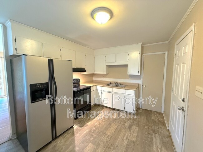 Building Photo - 3432 Sargeant Dr
