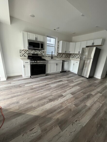 Building Photo - 3329 N Karlov Ave