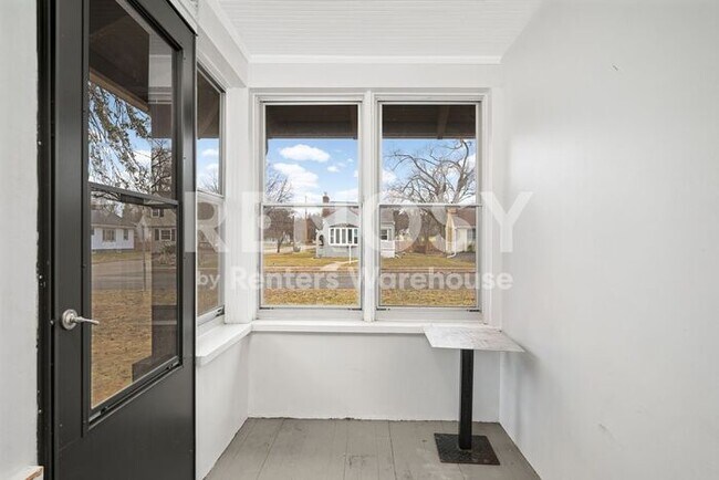 Building Photo - Available July 1st 5 Bedroom 2 Bath Single Family Home in Robbinsdale