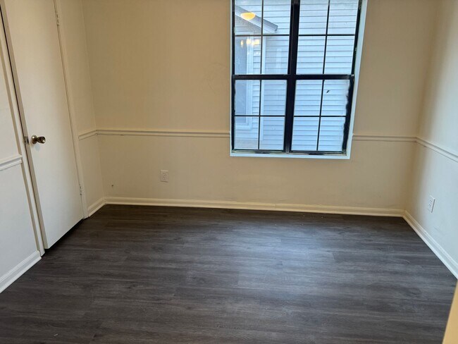 Building Photo - 607 Tenny Ave