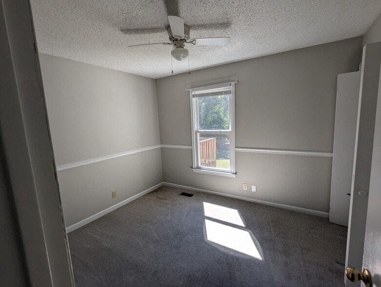large 2nd bedroom - 1528 Stone Hill Rd
