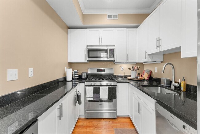 Building Photo - 619 E 3rd St