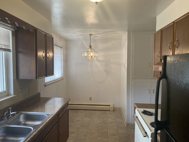 Building Photo - Remodeled Two Bedroom One Bathroom with Ya...