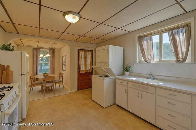 Building Photo - 1416 Capouse Ave